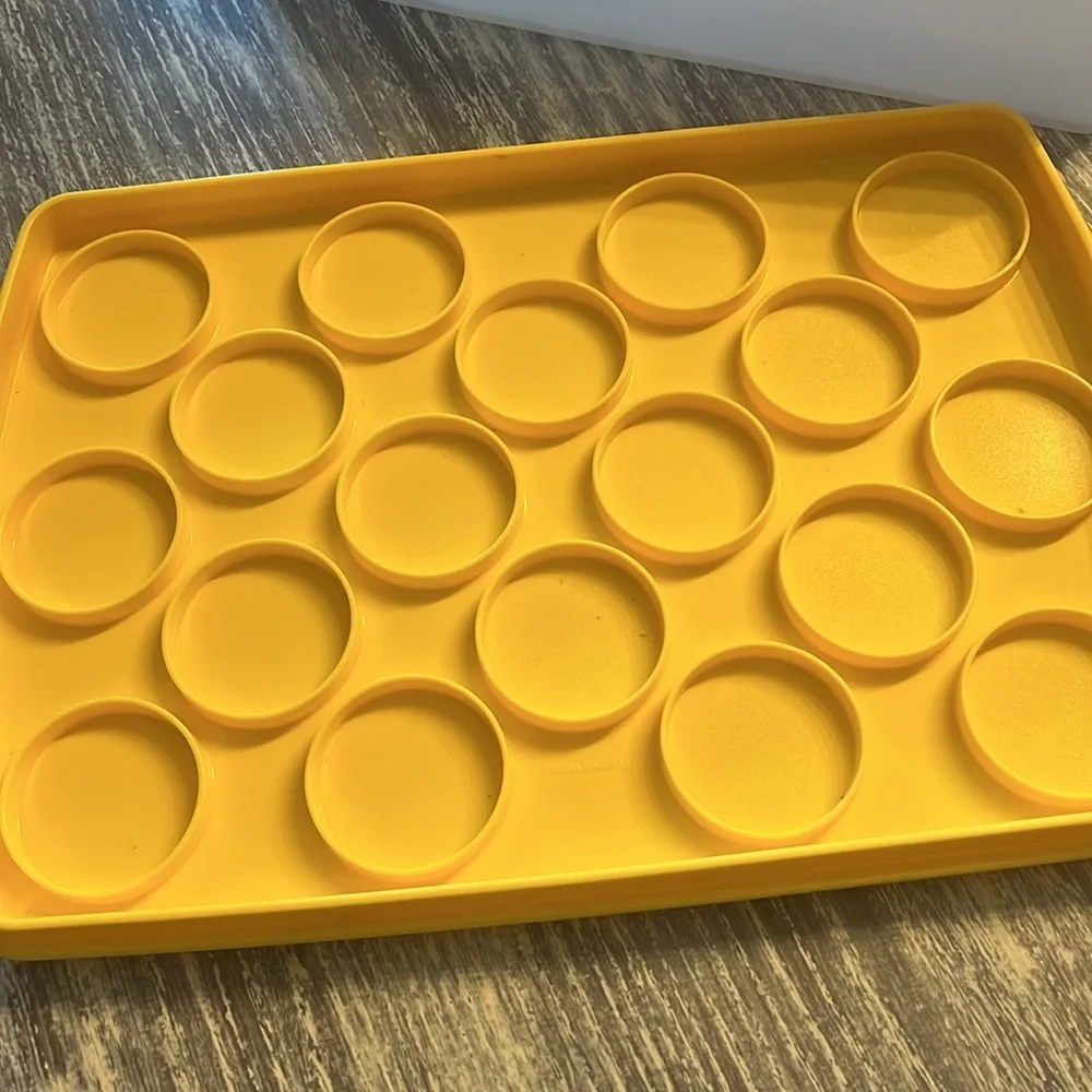 - Vintage Tupperware sheet cake / cupcake carrier with cover and handle.